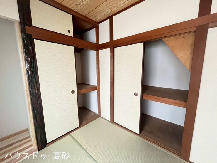 押入は一般的なクロゼットよりも奥行きがあり、大容量の収納が可能です◎