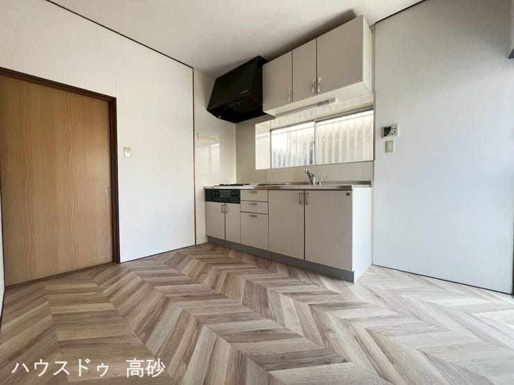 二面採光で日当たり・通風良好、ご家族の集まるあたたかい空間です。