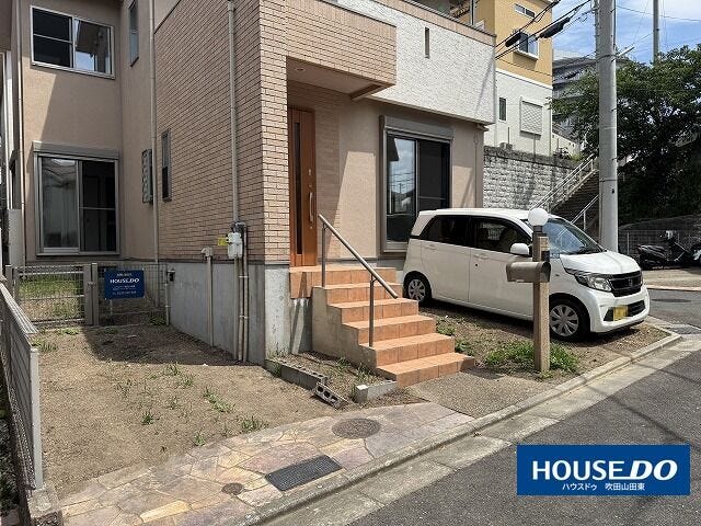 外観周りの様子。駐車スペースは2台分あります(収容可否は現地でご確認ください)
