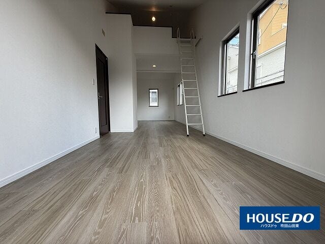 洋室12帖。ドアが2ヶ所ありますので、仕切りを設ければ2部屋感覚でお使いいただけます!ロフトへはここから上がります♪