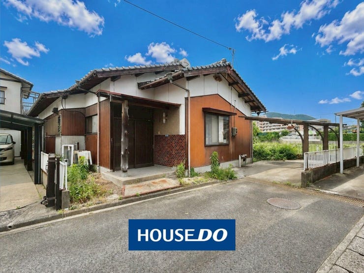 【外観】
周囲の喧騒から離れてホッとできる、プライベート感のある住環境♪