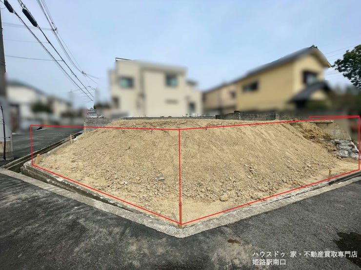 赤いラインは擁壁施工予定です。2026年8月末完工予定