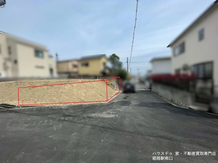 赤いラインは擁壁施工予定です。2026年8月末完工予定