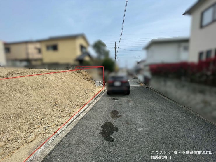 赤いラインは擁壁施工予定です。2026年8月末完工予定