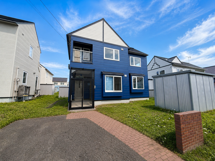 【外観】
■外壁屋根塗装済みで住んだ後のメンテナンスが楽なお家です!
■玄関フード付きで冬は安心です!