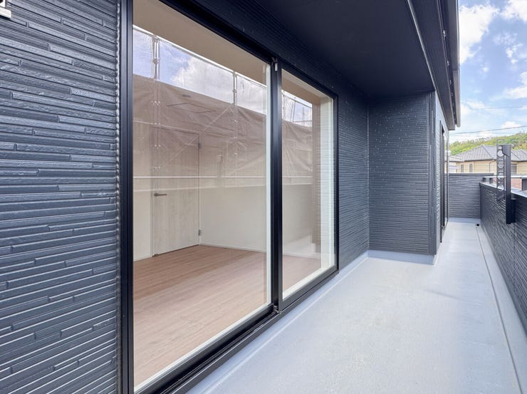 バルコニーは2部屋から出入りができます♪