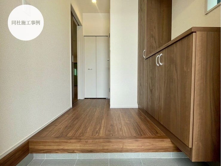 【Entrance】シューズボックス完備の玄関で、靴や小物もスッキリ収納できます。
