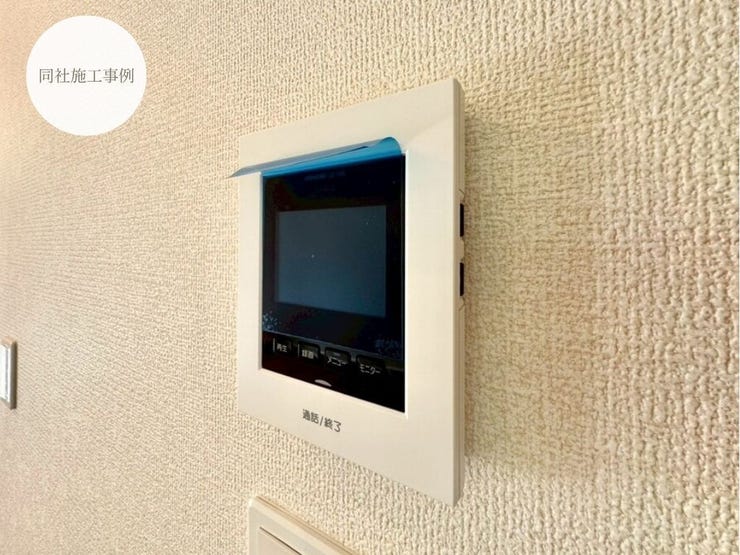 【Facilities】来訪者を確認できるモニター付きインターホンで、防犯面も安心です。