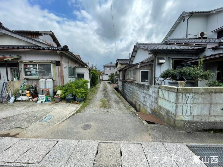 表通りから現地に続く通路