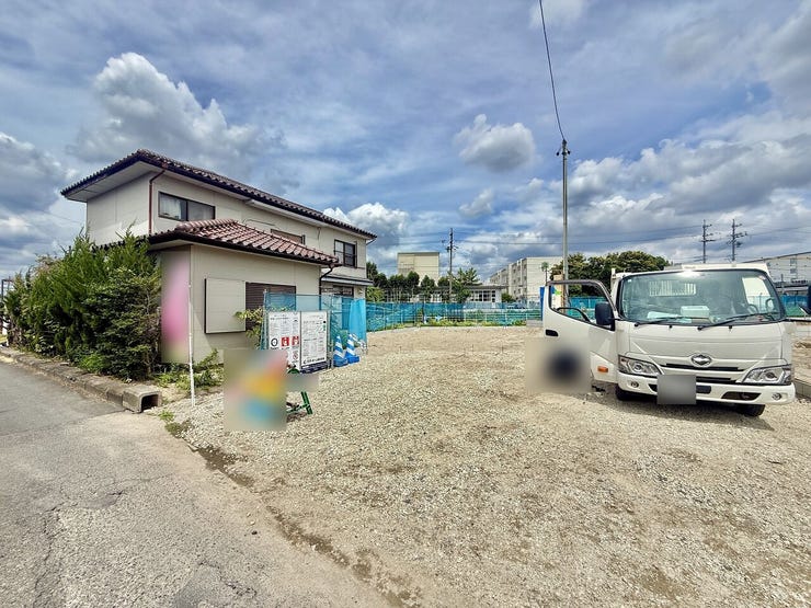 ◇外観写真◇
落ち着いた住環境でゆったりとしたひと時を過ごすことが出来ます。 全居室南向きで、日当たり良好です。綺麗な採光が降り注ぐ空間となっています。