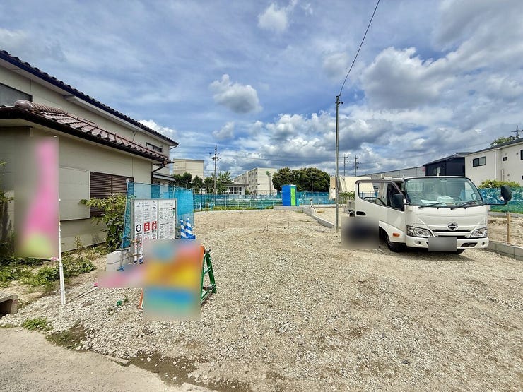 ◇外観写真◇
16.25帖のリビングダイニングとなっています。家族が集まって食事をしたり、くつろいだりするのに十分な広さです。隣に洋室があり、お子様を遊ばせたり、寝室としてもお使い頂けます♪