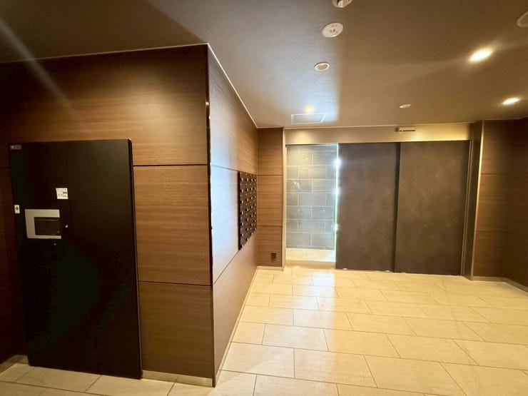 エントランスには宅配ボックス付き!不在時でも荷物の受け取りができるのが良いですね!