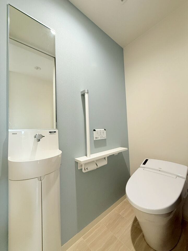 手洗い場がついており、トイレ内で手を洗うことができます!洗面所へ手を洗いに行く必要がないため、来客時も安心ですね♪