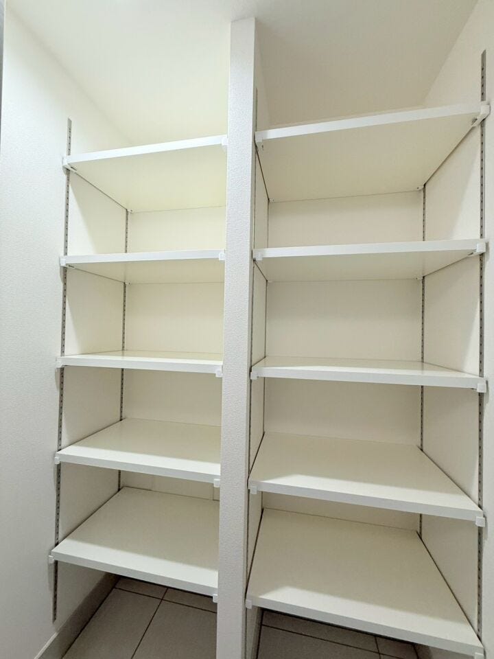 ご家族分の靴を収納できます!お子様の遊び道具やベビーカーも置いておけるのは嬉しいポイント♪すっきり片付いた玄関をキープできますね♪