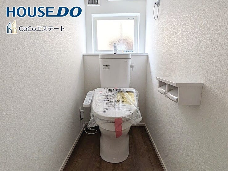 □■トイレ■□
温水洗浄便座付きトイレ♪
冬場や冷え込む時期にもお尻を温かく快適に保ちます。
また、汚れにくく掃除しやすい設備です。