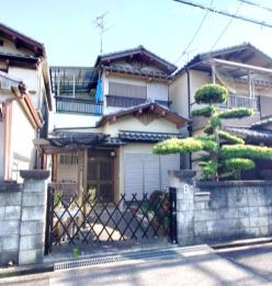 【外観】
日本の伝統美が薫る、落ち着いた佇まいの和風2階建て一戸建てです。趣ある瓦屋根や門扉が風格を醸し出し、前面には駐車スペースを完備。どこかホッとする安心感と住みやすさが魅力です