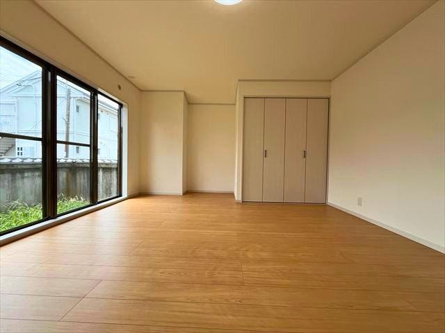 1階9帖洋室はライフステージに合わせて使い勝手が良さそうなお部屋です。親御様世代のお部屋としてもおすすめです