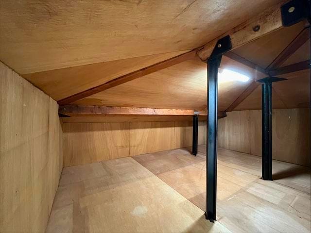 2階西側7.3帖洋室の小さな扉を開けると小屋根裏収納があります
