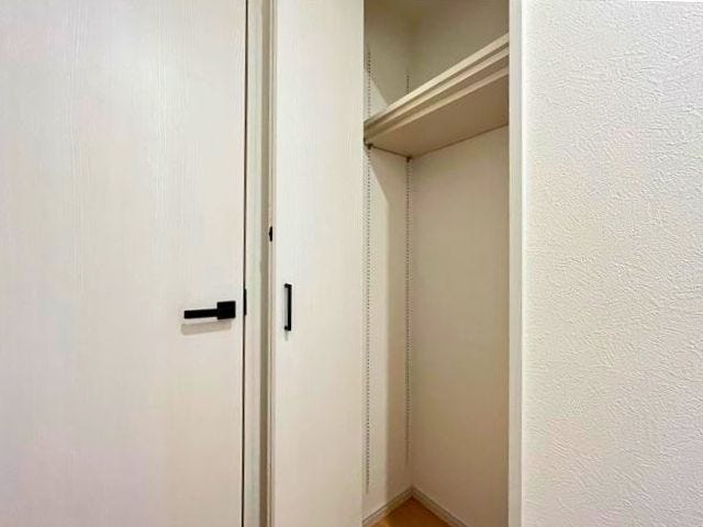 1階トイレ前収納は可動式の棚になっています