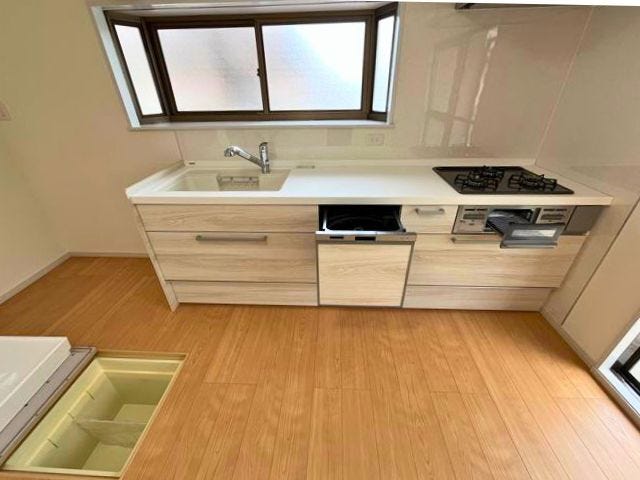 キッチン周り;左から床下収納、出窓、浄水器付き水栓、食洗器、三口コンロ&グリル