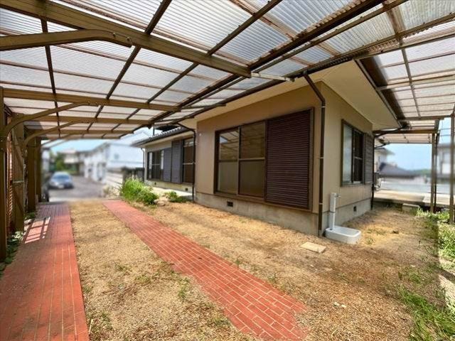 キッチン横の窓から出入りできる場所から9.5帖洋室前までテラス屋根があり雨天時でもお庭で過ごすことが出来そうです