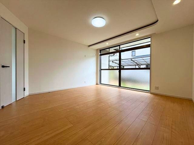 1階9.5帖洋室:キッチンと玄関から出入りできるこのお部屋はお庭が見える大きな窓があります。リビングにいかがですか
