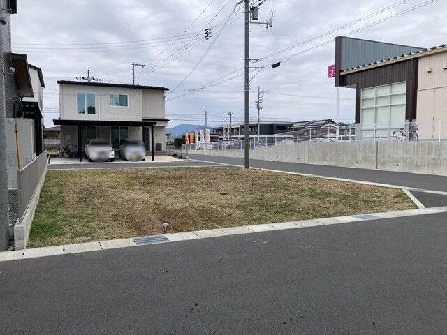 すぐ近くにドラッグストアがあるため、急な買い物や日常の生活用品の調達にも困りません。
