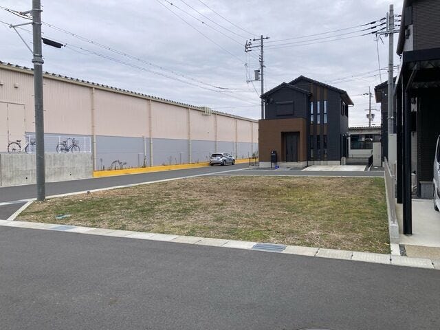 6m以上の広々とした前面道路に面し、駐車や車庫入れもしやすく、ストレスの少ない生活動線を実現します。