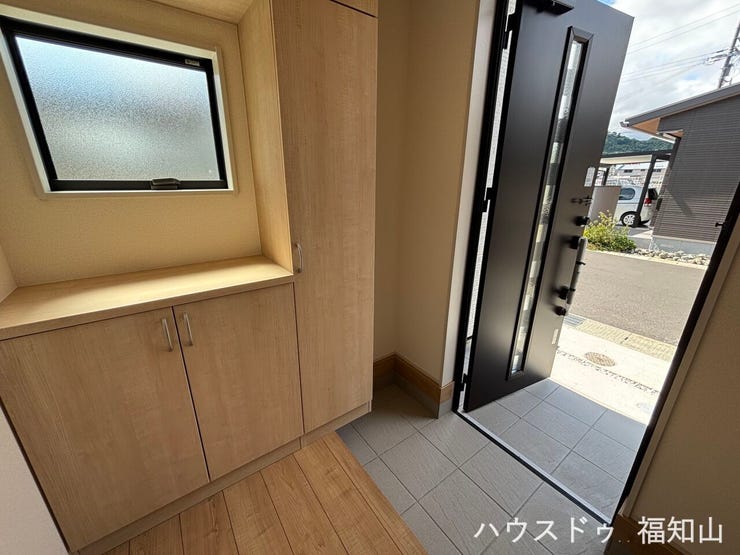 機能性とデザイン性を兼ね備え、毎日の暮らしを快適に彩る玄関です。