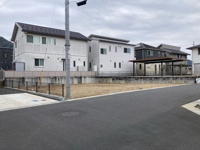 幅員6.0mの前面道路に面し、駐車や車庫入れがしやすく、日常のストレスを軽減します。