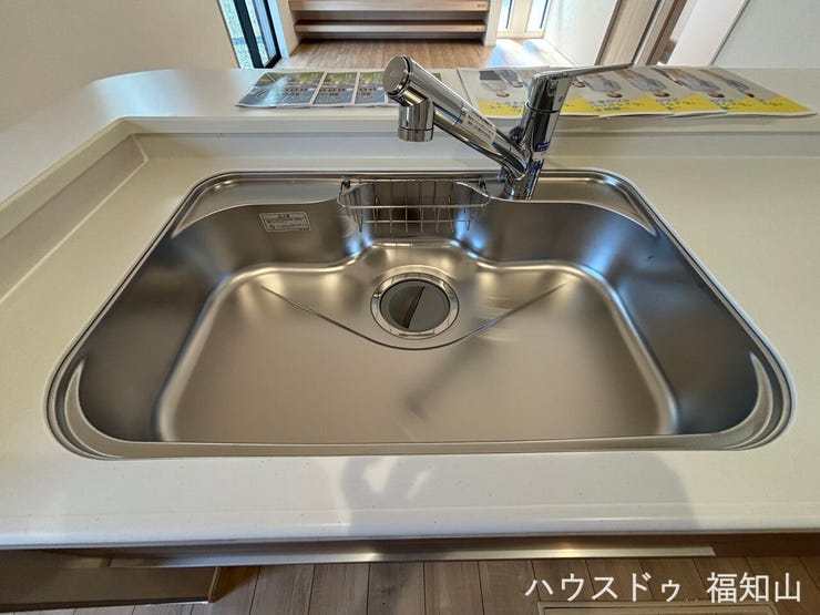 清潔感あふれる新築シンクキッチンで、毎日の料理をもっと快適に。
