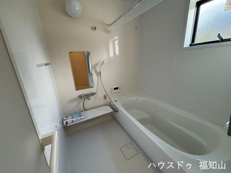 一日の疲れを癒す、快適な新築の浴室。