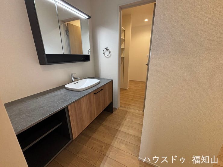ホテルライクな洗面所で、毎日の身支度を上質な時間に。