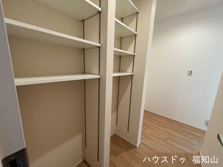 収納力のあるパントリーで、暮らしがもっと快適に。食材のストックや調理家電、日用品までまとめて収納できる便利なパントリー。