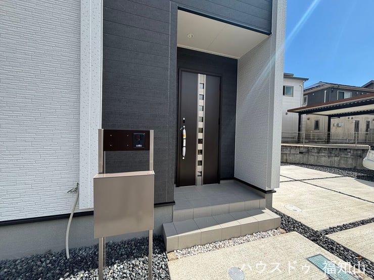 スタイリッシュなエントランスが、住まいの第一印象を美しく演出。