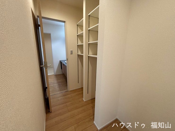 キッチンからそのまま行けるパントリーで、家事がもっとスムーズに。
キッチンまわりをすっきり保てるので、毎日の料理や片付けもスムーズ。使い勝手の良い収納が、家事の負担を軽減します。