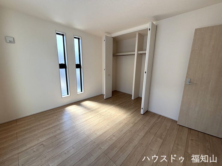 バルコニーに面した7帖の洋室は、光と風を感じる心地よい空間。