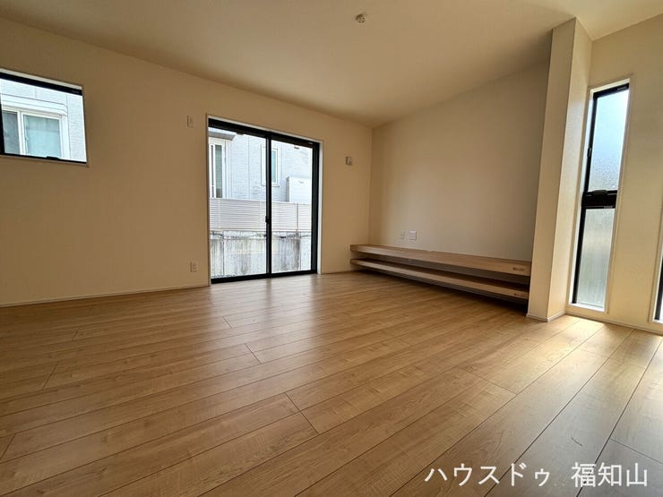 リビングにはテレビカウンターを据え付け、すっきりと美しい空間を演出。あらかじめ設置されたテレビカウンターにより、配線もスマートに収まり、生活感を抑えた上質なリビングに。テ