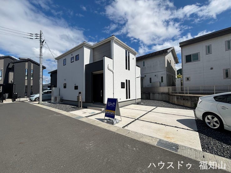 白を基調とした明るく清潔感あふれるデザインが魅力の新築住宅です。空間全体に広がりと開放感を演出します。