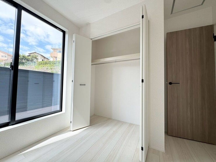 【Bedroom】クローゼット完備で収納力◎。家具の配置もしやすい機能的な洋室です。