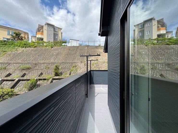 【Balcony】日当たりの良いバルコニーはお洗濯物がしっかり乾きやすく、毎日の家事にも重宝します。