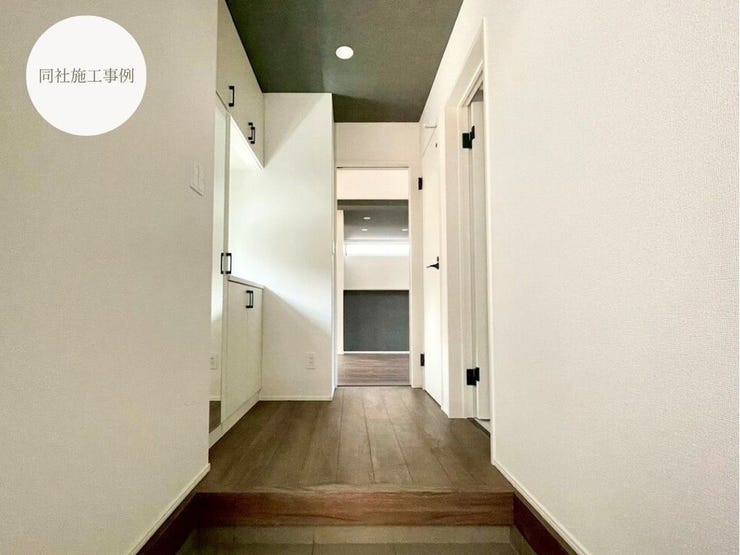 【Entrance】シューズボックス完備の玄関で、靴や小物もスッキリ収納できます。