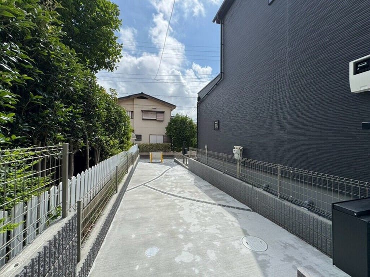 【Exterior】ゆとりのある駐車スペース付きで、車の出し入れもスムーズに行えます。