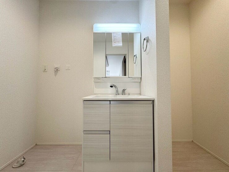 【Washroom】毎朝の準備がスムーズに。広めの洗面台と収納が使いやすい洗面所です。