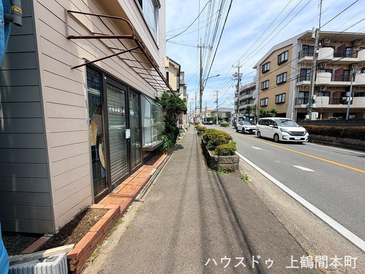 街並みに調和した前面道路が、住まいの印象をより上品に引き立てます。