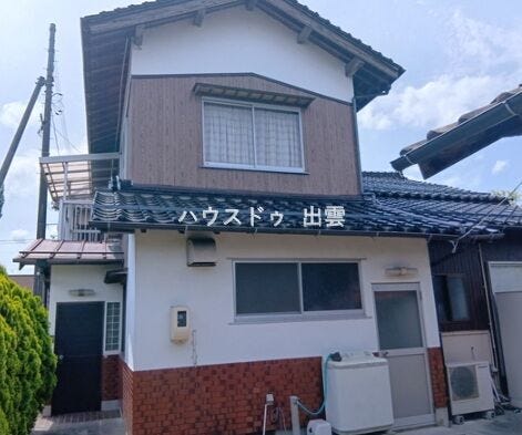 【外観】
駅までは平坦な道のりで約15分。前面道路は主要道路になりますので車での移動がスムーズです。幅員も幅があるので安心ですね。