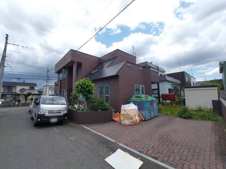【外観】
《外観写真》
落ち着きのあるレンガ色の物件です。
現在内装のリフォーム工事中!完成次第写真を更新いたします。