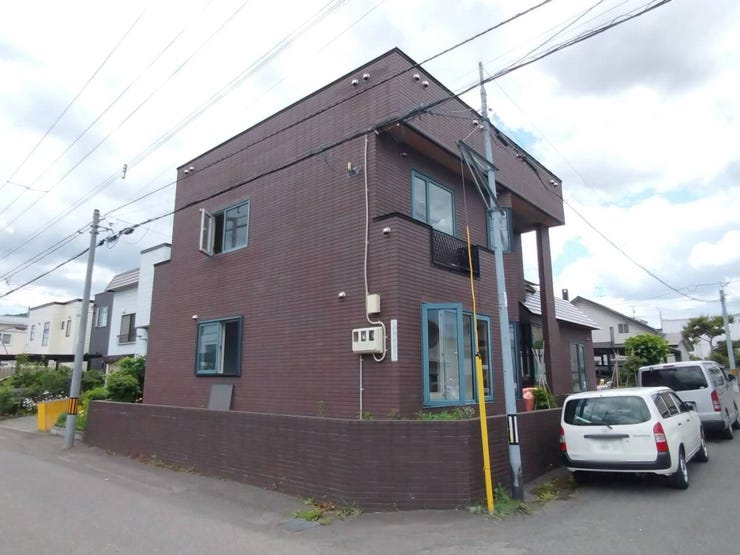 《外観写真》
採光・風通し良好な角地に立地。
閑静な住宅地にある2階建て住宅です。