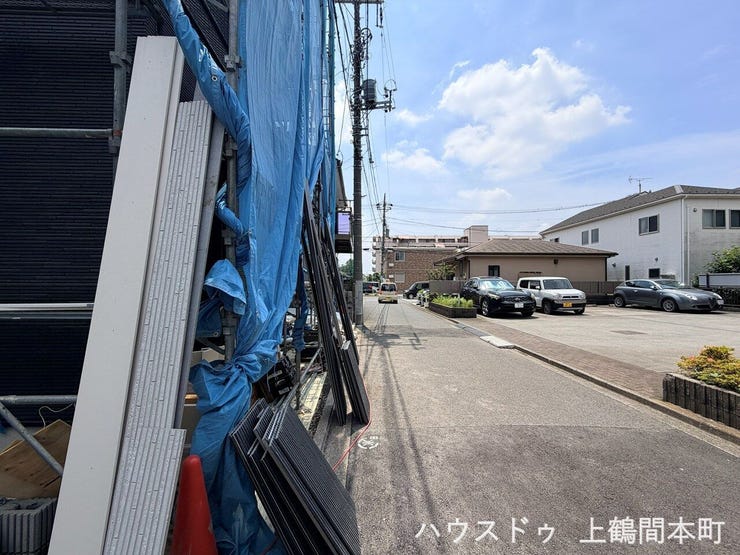 車通りが比較的落ち着いた前面道路で、穏やかな暮らしを演出。
