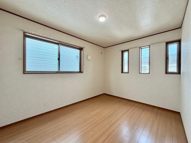〈6.5帖〉窓を多く設けることで、北側のお部屋でも大変明るいです♪